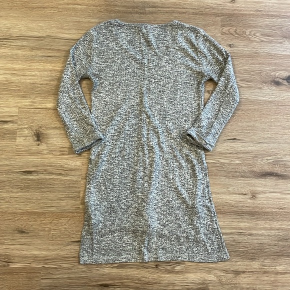 Atmosphere Grey & Black Ribbed Woven V-Neck High-Low Sweater with Cuffed Sleeves - Picture 6 of 7